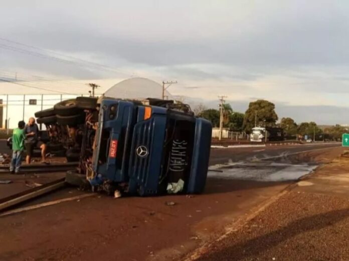 Carreta com combustível tomba na BR-163 e 'tranca' rodovia em Dourados