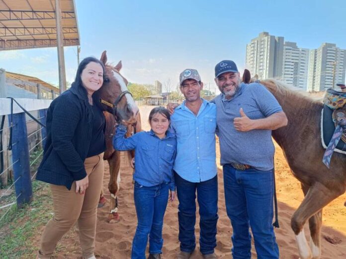 Com apenas 8 anos, atleta de São Gabriel do Oeste coleciona vitórias em provas de rodeio