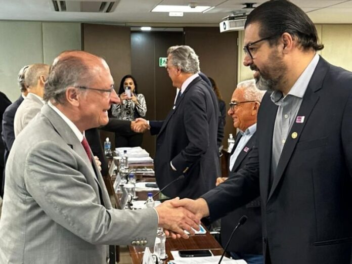 Sesi nacional debate reforma tributária e juros com Alckmin