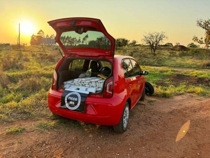 Carro com 300 kg de drogas do Paraguai é apreendido em perseguição em Ponta Porã