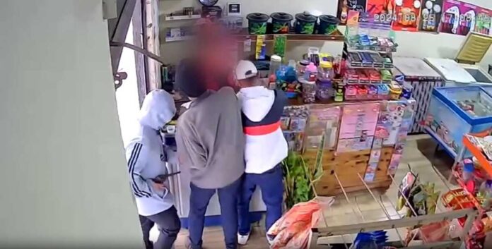 Cliente e funcionária ficam sob mira de revólver durante roubo em conveniência em Ladário (vídeo)