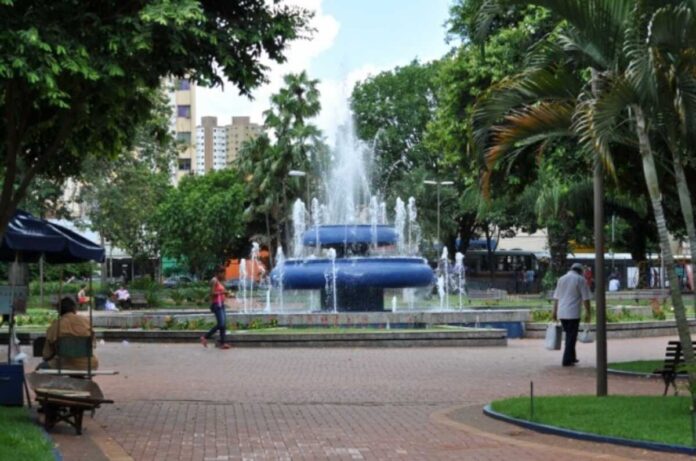 Moradores de rua são espancados com socos no rosto por dupla na Praça Ary Coelho