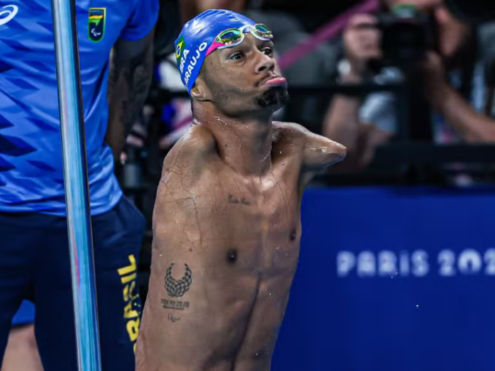 Primeiro ouro! Gabrielzinho conquista pódio na natação nas Paralimpíadas