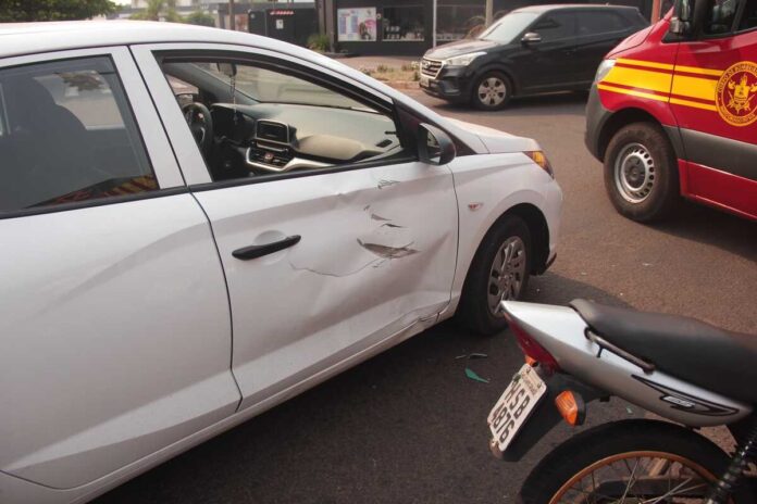 Acidente entre carro e moto deixa motociclista e garupa feridos na Avenida Ricardo Brandão (vídeo)
