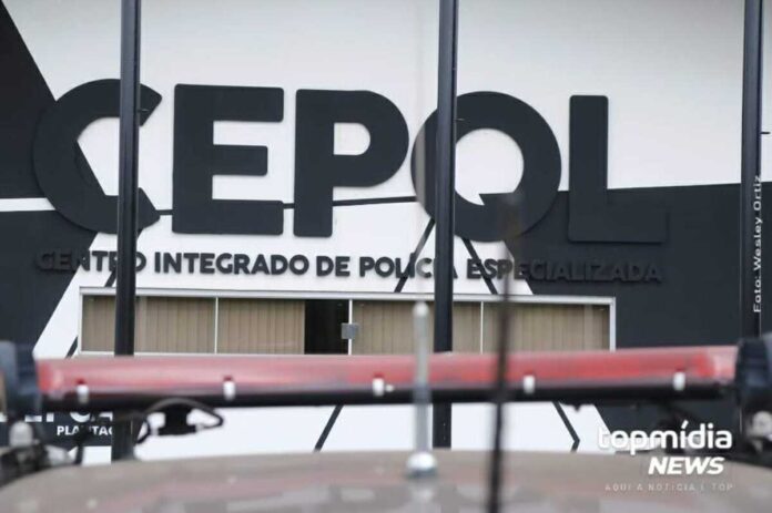 Alterado, morador de rua cuspe em guardas municipais e defeca em delegacia