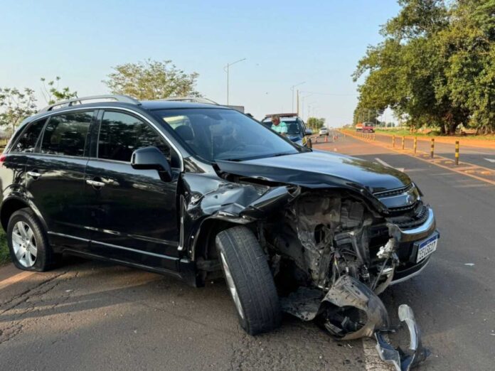 Batida com carreta deixa carro com frente destruída na BR-376, em Nova Andradina