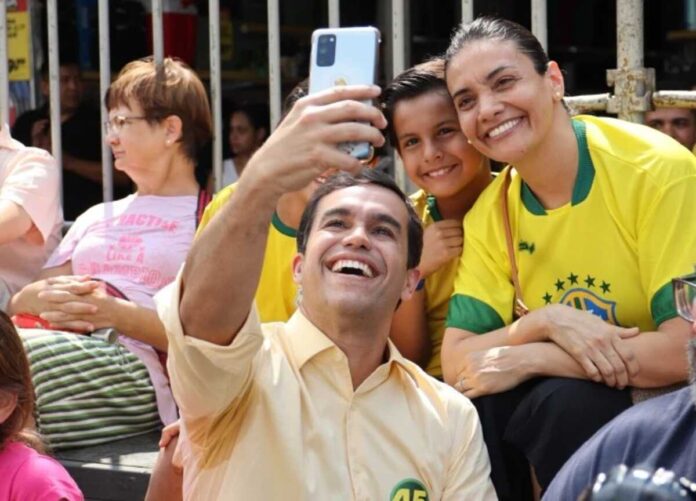 Beto Pereira conversa com eleitores durante desfile e diz que amor pela terra é fundamental