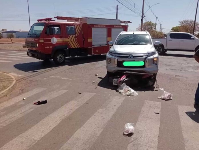 Caminhonete acerta moto em cruzamento e deixa casal ferido em Chapadão do Sul