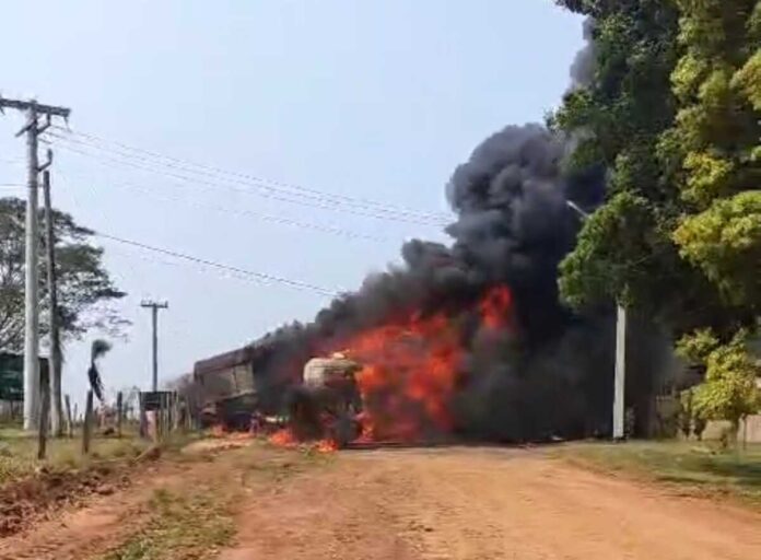 Carreta pega fogo em acidente e deixa ao menos um morto entre Bela Vista e Antônio João