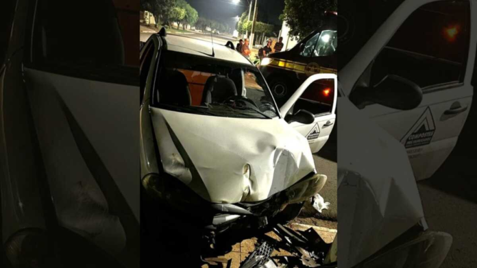 Carro bate em poste e motorista é socorrido desorientado e ferido em Ivinhema