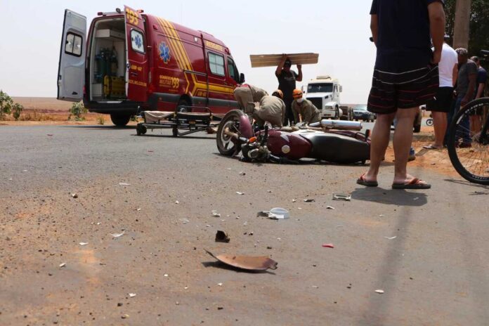 Carro invade a preferencial e deixa motociclista em estado grave em Chapadão do Sul