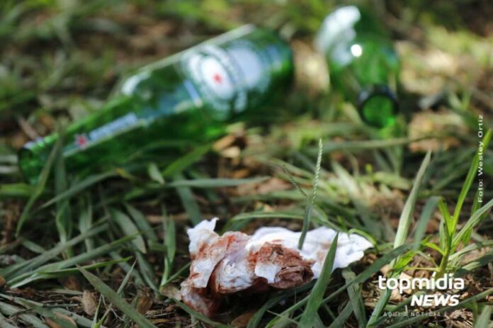 Descontrolada, mulher atira garrafas e fere clientes em bar de Aquidauana