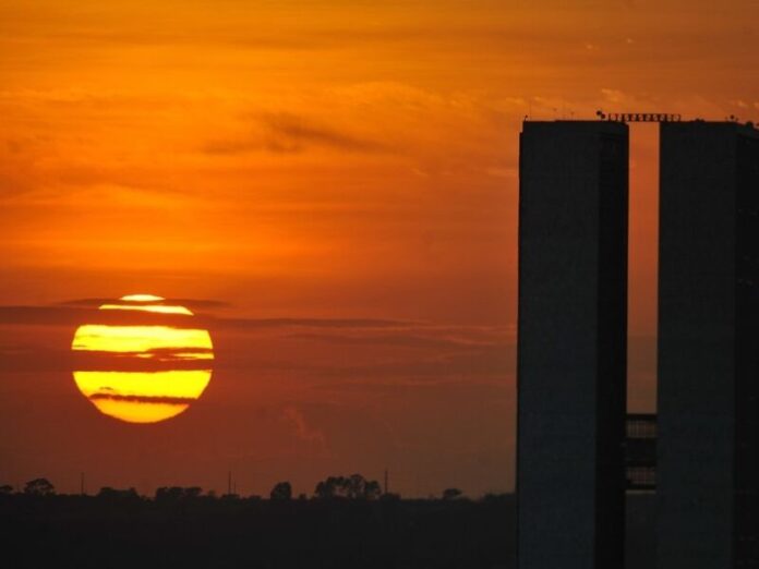 Economia com horário de verão pode chegar a R$ 400 milhões em 5 meses