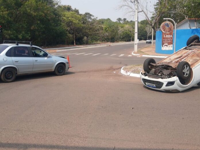 Esteticista capota carro após ser atingida por Corsa em cruzamento na Capital