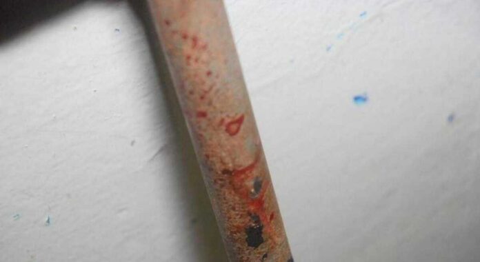 Homem é agredido na cabeça com barra de ferro durante briga com colega de trabalho em Coxim