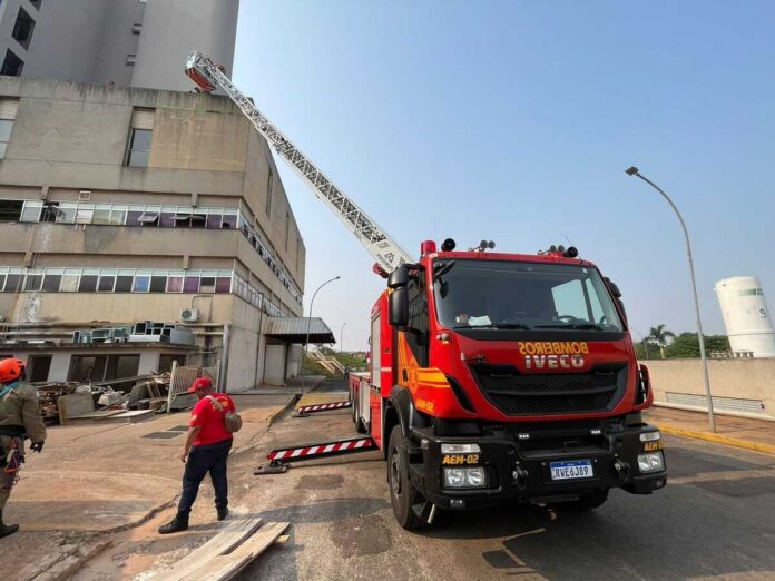 Hospital Regional faz treinamento de emergência com simulação de resgate com escada Magirus