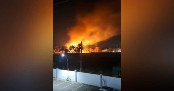 Incêndio em vegetação ao lado de condomínio deixa moradores assustados no Pioneiros (vídeo)