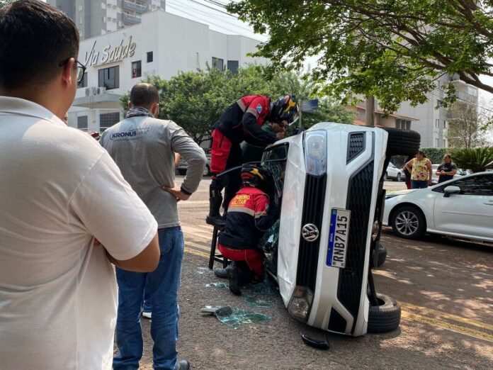 JD1TV: Motorista de Voyage avança 'Pare', provoca acidente e capota na Vila Cruzeiro