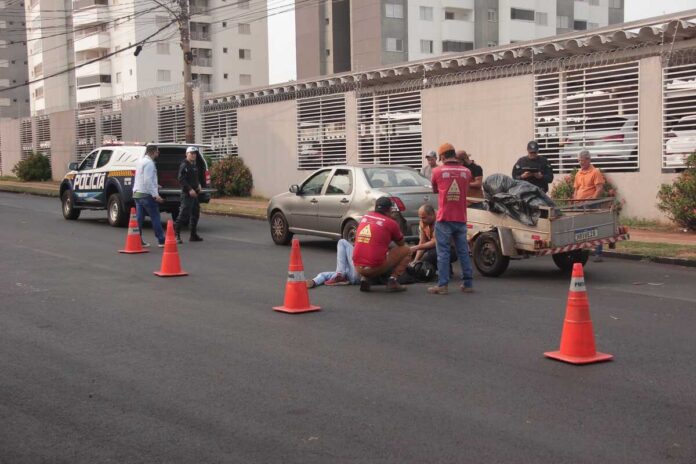 Motociclista avança o pare, bate em reboque e fica ferido na Vila Carvalho (vídeo)