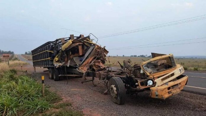 Motorista fica ferido e caminhão destruído após acidente com carreta na MS-338, em Bataguassu