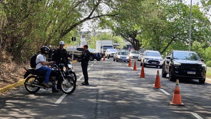 PM realiza blitz educativa para conscientização de motociclistas em Campo Grande (vídeo)