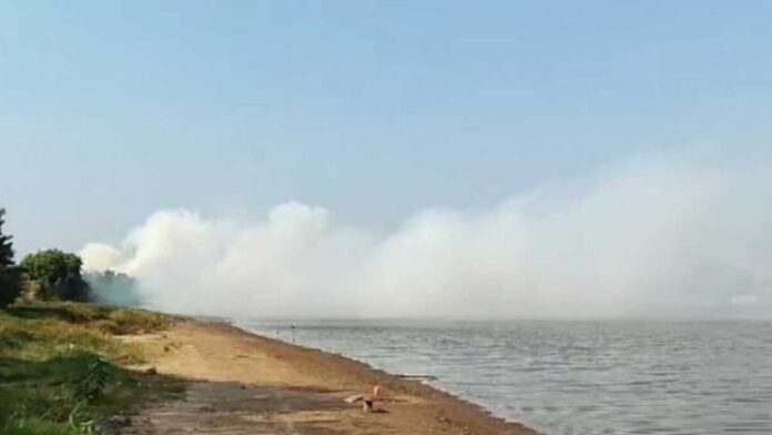 Pelo segundo dia, Lagoa Itatiaia é dominada por incêndio (vídeo)