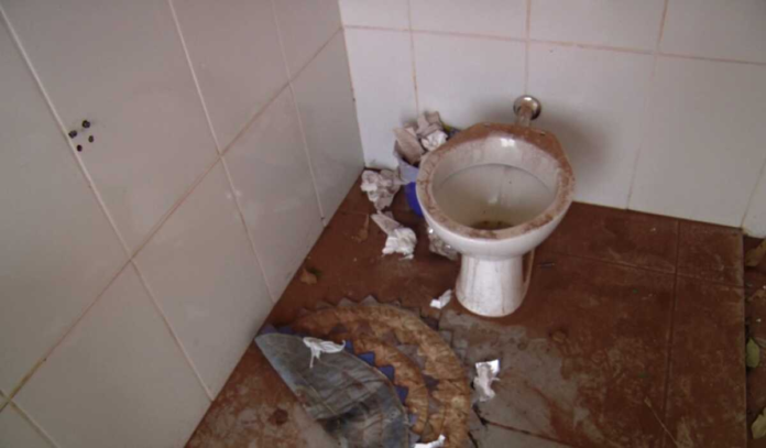 Vândalos destroem e saqueiam vestiário de campo de futebol em Três Lagoas