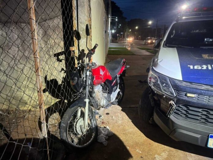 'Amostradinho' empina na frente da PM, bate em viatura e atinge muro em Nova Andradina