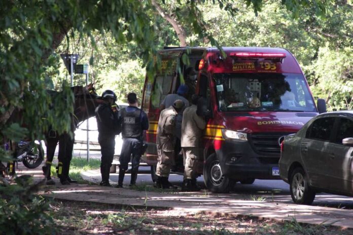 Acidente entre carro e moto deixa homem ferido no Parque dos Poderes (vídeo)