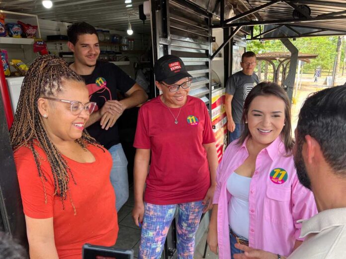 Adriane mostra conquistas e propostas a moradores do Maria Aparecida Pedrossian