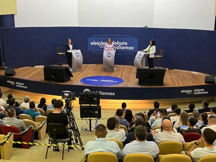 Adriane reforça compromisso com a transparência em debate
