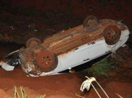 Ao desviar de carro, motorista perde controle da direção e cai em canal de águas em Chapadão