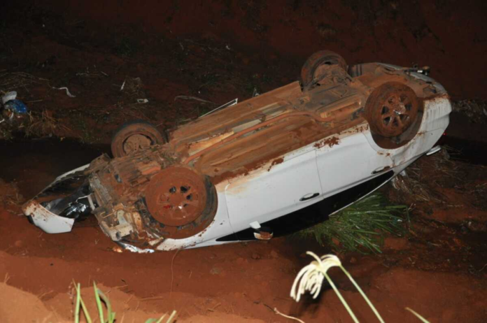 Ao desviar de carro, motorista perde controle da direção e cai em canal de águas em Chapadão