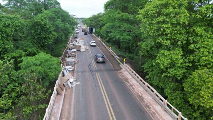 Após desviar de animal, motorista tomba carga de carreta na BR-262, em Anastácio