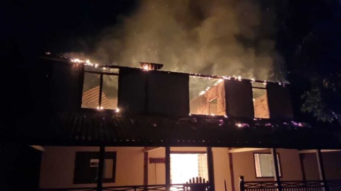 Bombeiros agem rápido, mas fogo destrói sobrado de fazenda no Pantanal (vídeo)