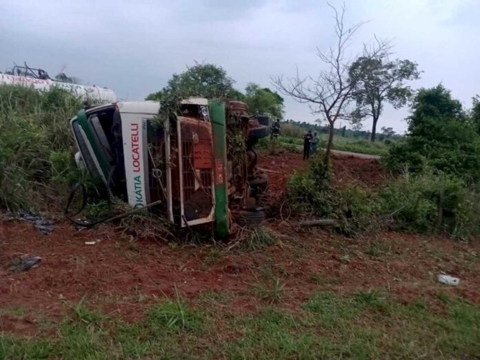 Caminhão-tanque tomba em acidente com carreta na MS-276