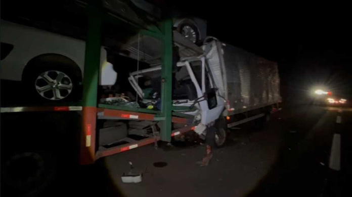 Caminhoneiro nasce de novo após bater na traseira de carreta cegonha na MS-040 (vídeo)