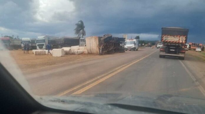 Carreta com algodão tomba nas margens da MS-306, em Chapadão do Sul