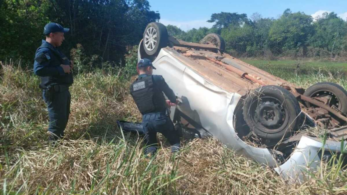 Criminoso capota carro furtado em frente à policial militar e acaba preso em Figueirão