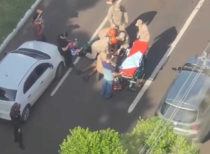 Esfaqueado correu e caiu em meio a carros antes de ser ressuscitado no Centro (vídeo)
