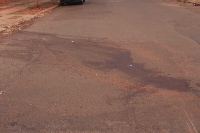Família fica abalada com morte de jovem motociclista; local ficou coberto de sangue
