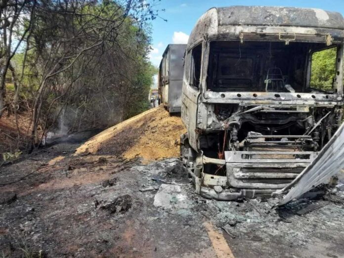 Fogo destrói carreta carregada de soja na MS-395, em Brasilândia