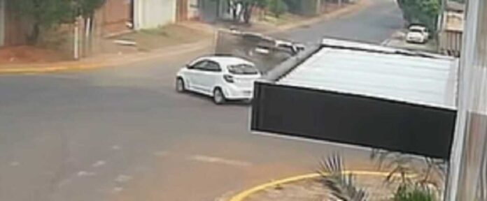 Hilux capota após batida e duas pessoas ficam feridas em Hilux capota após batida e duas pessoas ficam feridas em Aquidauana