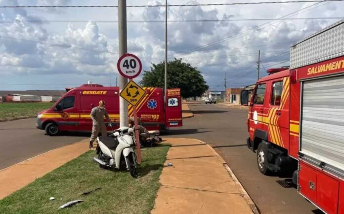 Idosa perde controle de moto, bate em poste e fica ferida em Chapadão do Sul