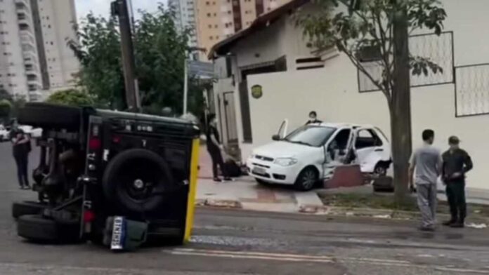 Idoso fura preferencial, causa acidente e tomba Jeep em cruzamento de Campo Grande (vídeo)