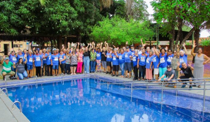 Idosos comemoram inauguração da nova piscina aquecida do Tia Nega