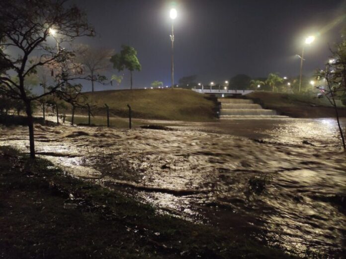 JD1TV: Chuvas inundam lago do Parque das Nações  e água alaga Via Park