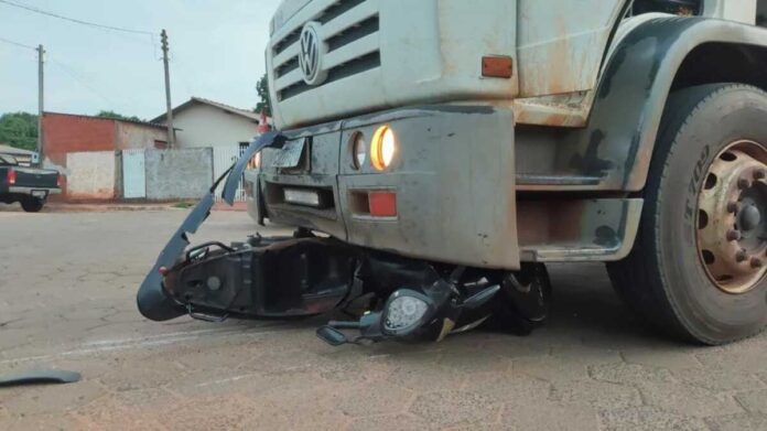 Moto vai parar embaixo de caminhão e homem fica ferido em Bataguassu