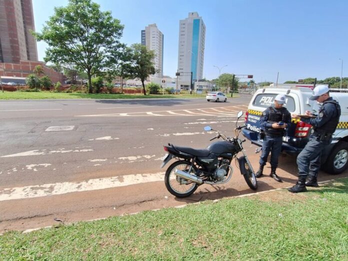 Motociclista atinge carro em conversão e sai com joelho quebrado e fratura exposta