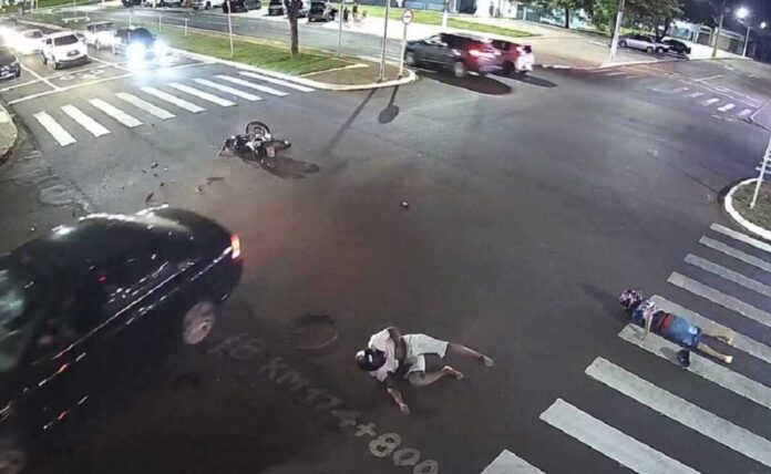 Motociclista avança sinal vermelho e provoca grave acidente em Nova Andradina (vídeo)